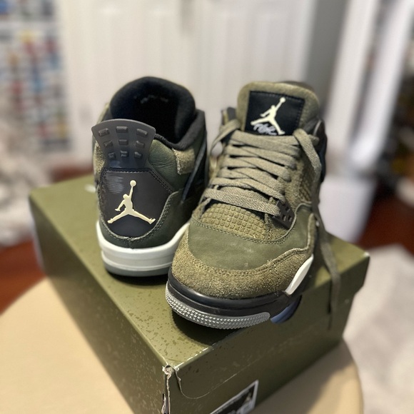 Nike Air Jordan Retro 4 - Used Like New condition - Box included. - Picture 2 of 4
